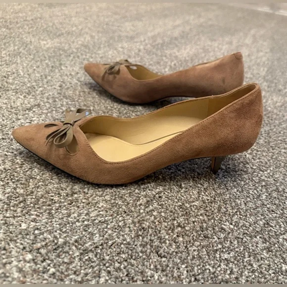 Joan & David Tan Suede Pointed-Toe Pumps with Bow Accent Kitten Heel 8 - Picture 6 of 8